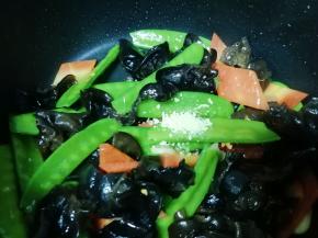 放鸡精翻炒均匀出锅。