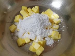 黄油室温软化后切成小块，加入糖粉和盐，先用硅胶刮铲翻拌均匀，再用电动打蛋器低速打发至蓬松状态。