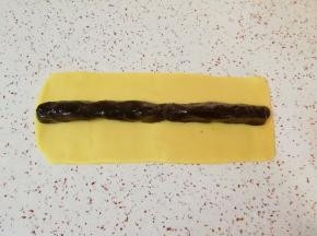 取一半的枣泥馅搓成长条状，放在面片的中间。