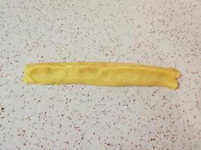 用面片将枣泥馅包住，收口捏紧。