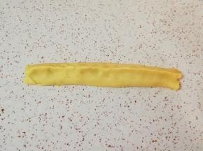 用面片将枣泥馅包住，收口捏紧。