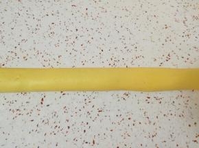 在台面上来回滚动成圆柱形。 烤箱上下管175度预热。