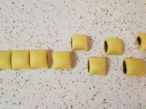 切成小块(以同样的方法做完另一半食材)。