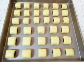 整一下形码在烤盘里(我做了一半大一点一半小一点的，大点的大人吃，小一点的小朋友吃)。