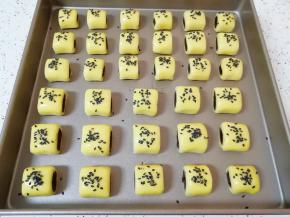 刷一层蛋黄液，撒上黑芝麻。