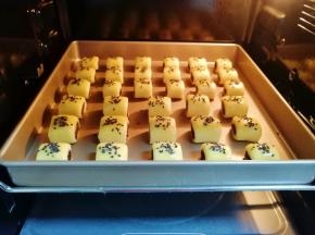 送入预热好的烤箱，上下管175度烤15分钟左右。