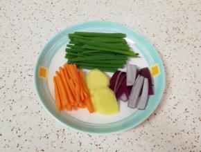 小葱叶洗干净切成段，洋葱洗干净，取20g切成条，生姜去皮洗干净，取20g切成片，胡萝卜洗干净去皮切成条。