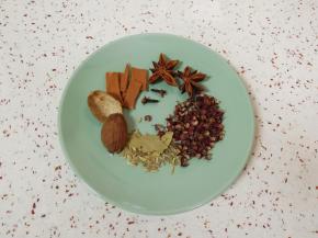 准备好香辛料。