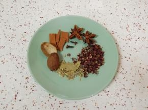 准备好香辛料。