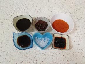 准备好黄豆酱、甜面酱、豆豉酱、蚝油、辣椒粉和冰糖碎。