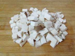 泡过的杏鲍菇和香菇控一下水分切成2cm左右的小块。