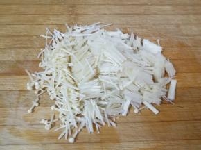 泡过的金针菇控一下水分切成2cm左右的段。