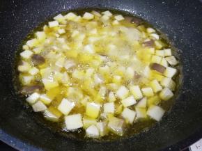 下入杏鲍菇和香菇块，中小火炸30分钟左右，中间需要多次搅动。