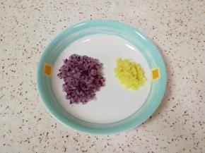 剩下的洋葱和生姜分别剁成碎末。