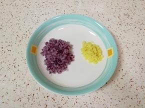 剩下的洋葱和生姜分别剁成碎末。