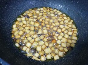 25分钟的时候杏鲍菇和香菇已经变至金黄色。