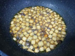 25分钟的时候杏鲍菇和香菇已经变至金黄色。