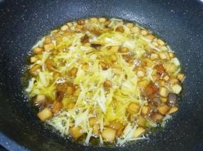 下入金针菇一起炸5分钟左右。