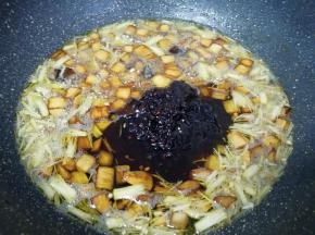 下入黄豆酱、甜面酱、豆豉酱和蚝油，中小火炒香。
