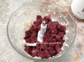 先把肥肉放进绞肉机中绞碎，（加了肥肉的牛肉丸会比较油润，但是油而不腻）再把切好的牛肉放入绞肉机中用高速把肉打碎，大概打30秒，少量多次搅打，搅打的更细腻，一次不可搅打太多