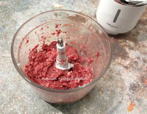 先将水预留10克左右，然后将所剩的水分三次把冰水加入牛肉中