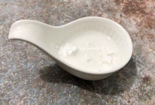 把木薯粉用少许冰水调成水