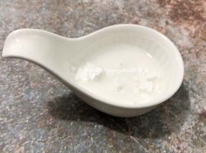 把木薯粉用少许冰水调成水