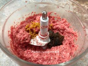 加入配方中的沙茶酱和少许蒜头酥