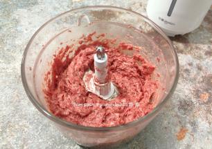牛肉打至成肉泥，这时候牛肉的胶质还没有出来（如果肉浆不够细腻可以多绞打几次