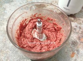 牛肉打至成肉泥，这时候牛肉的胶质还没有出来（如果肉浆不够细腻可以多绞打几次