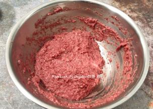 把牛肉倒出来，倒在一个大一点点的料理盆中，肉泥用手(或者用电动打蛋器搅打至肉泥上劲)绞打的过程中有出现肉筋可以把它挑出来，这样出来的成品会更圆滑，个人不介意，所以没有挑出，这样成品吃起来会更有筋头，有嚼劲