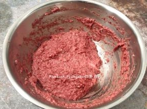 把牛肉倒出来，倒在一个大一点点的料理盆中，肉泥用手(或者用电动打蛋器搅打至肉泥上劲)绞打的过程中有出现肉筋可以把它挑出来，这样出来的成品会更圆滑，个人不介意，所以没有挑出，这样成品吃起来会更有筋头，有嚼劲