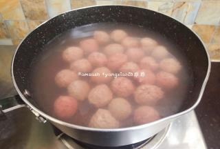 将所有肉浆都挤完，这时可重新开炉火