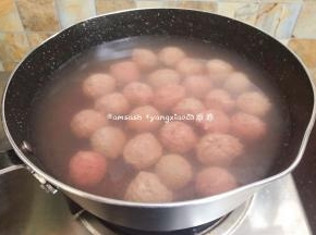 将所有肉浆都挤完，这时可重新开炉火