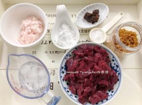 把买回来的牛肉先处理一下，有筋膜的部位都要除去，以免用机器打肉的时候不好打，处理好后，冲洗干净，切成小块备用，还有肥肉也一并洗干净，切成小块备用，然后先把所需要用到的材料都先准备好