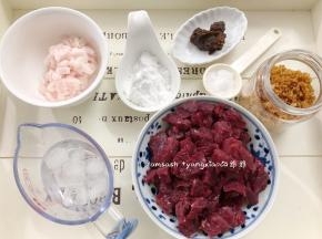 把买回来的牛肉先处理一下，有筋膜的部位都要除去，以免用机器打肉的时候不好打，处理好后，冲洗干净，切成小块备用，还有肥肉也一并洗干净，切成小块备用，然后先把所需要用到的材料都先准备好