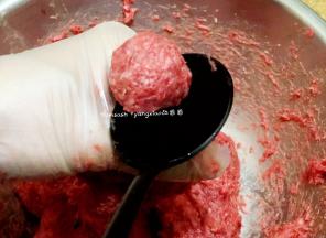 这时候可先锅中注入，烧至80度之后关火。开始挤丸子啦，手中抓一把肉浆，用虎口处挤出丸子，然后另一只手用勺子挖出肉丸子放入锅中，放丸子时勺子一并放入水中，每挖一次丸子，勺子都可粘一次水