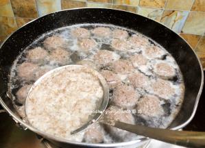 煮开后丸子浮起就熟了，煮的过程有浮沫用网勺把浮沫撇掉，事先品尝了一个，满满的牛肉味特别的香