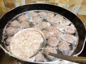 煮开后丸子浮起就熟了，煮的过程有浮沫用网勺把浮沫撇掉，事先品尝了一个，满满的牛肉味特别的香