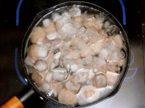 捞出放入事先准备好的冰水中，(我是事先冻了一些冰块)这一步能使牛肉丸更Q弹爽口