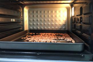 把花生米倒在烤盘中铺平，这样烤的时候受热才能更均匀，送进烤盘中层上下火150度15分钟左右即可