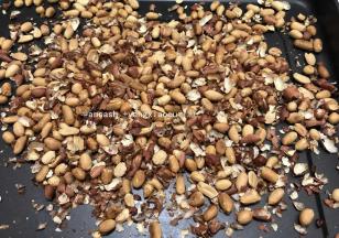 烘烤好的花生放至温热的时候用手搓开皮，然后抖去花生皮