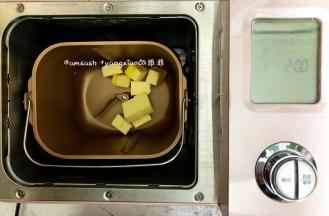 把称好的黄油切成块状然后放入面包机桶内，启动翻炒干果功能