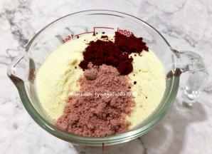 再来把5克蓝莓粉也一并倒入奶粉中