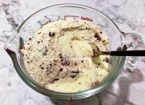 接着用勺子把粉类混合均匀