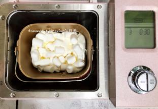 一次性的把所有棉花糖倒入面包机桶内