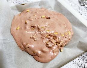 最后准备一个烤盘，铺上油纸，把糖倒出来在油纸上整形，用折叠的方式把所有的材料都混合均匀