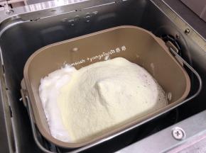 翻炒至棉花糖融化时加入奶粉