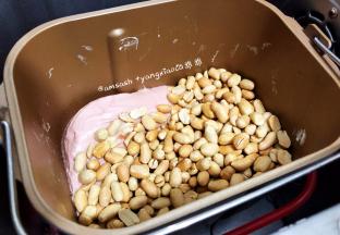 这时候就可加入花生，然后用刮皮按压几下，趁着棉花糖还有温度，花生和糖才能更好的混合在一起