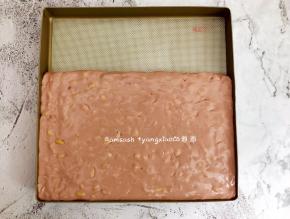 铺上油纸或者硅胶垫，这一步是为了最后更好的取出牛轧糖和有利于后面切块，做好晾凉用保鲜膜包裹到第二天再切，如果着急的话就用保鲜膜包裹好放进冰箱冷冻30分钟即可切块